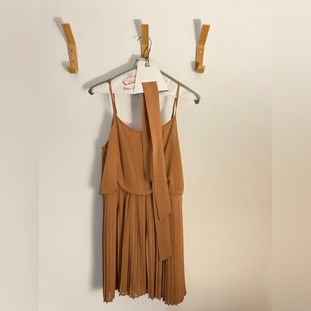 Beautiful pleated dress with adjustable straps and belt for waist